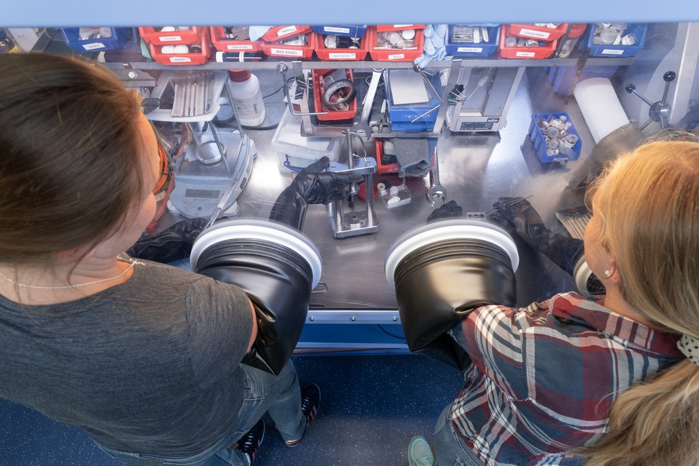 Labor_Lithium-Glovebox_01_Goodwin_Ziegler.jpg