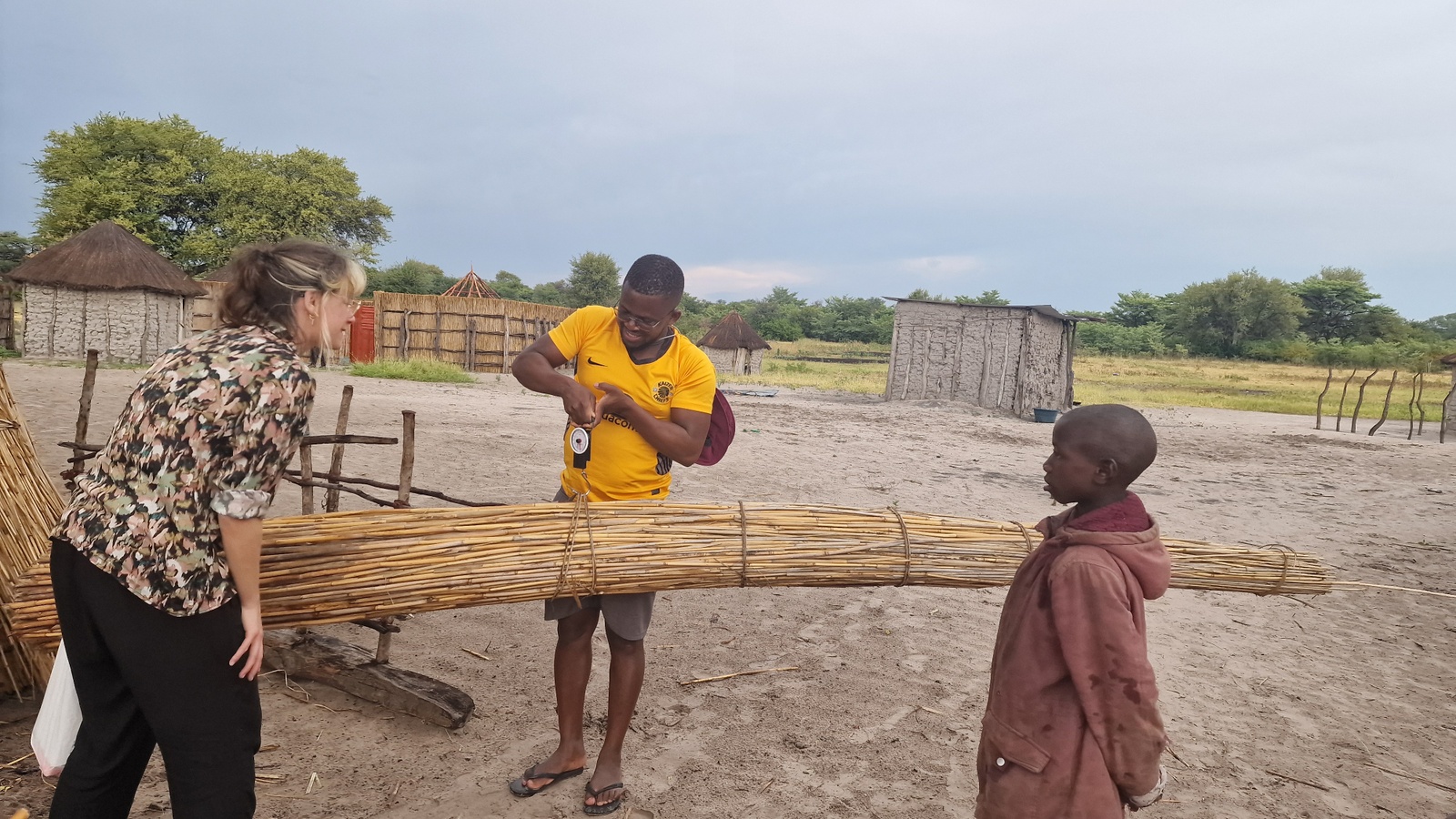 Reeds bundle weighing in Balyerwa conservancy, 2024, ©Samupwa.jpg