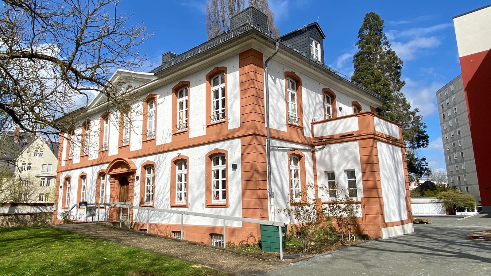 Institut-frontb.jpg