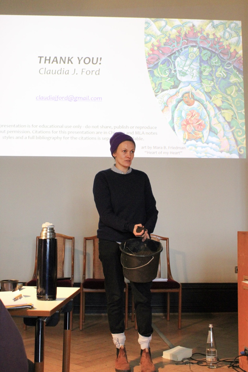 Sophie von Redecker (Planetary Agency & Politics Fellow) distributes a handful of soil to each participant for a tactile experience © Belsoff.jpg