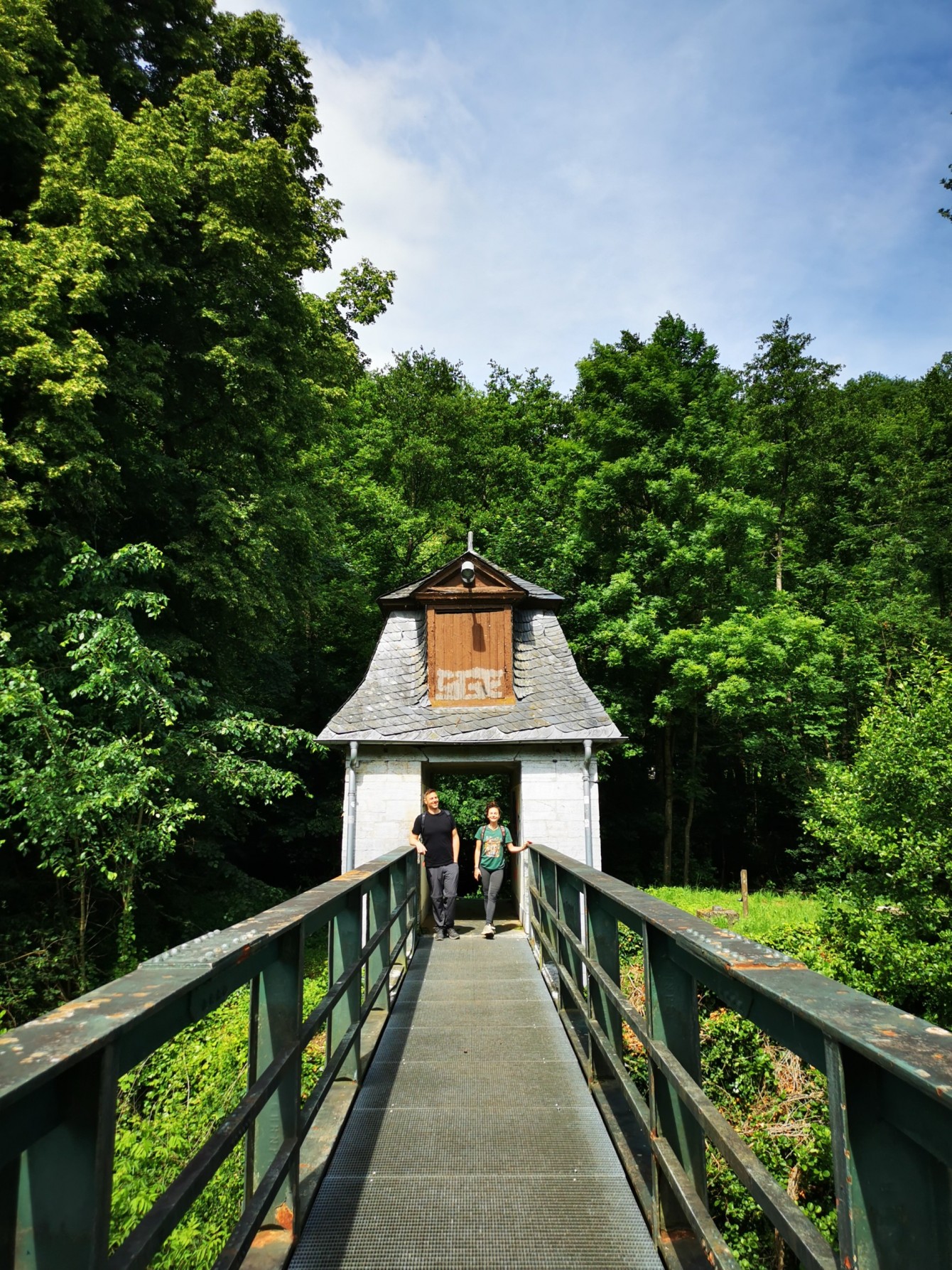 Stopping at the Ernst-Dienstbach Bridge (Kettenbrücke).jpg