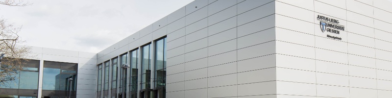 Hörsaalgebäude der Rechts- und Wirtschaftswissenschaften auf dem Campusbereich Recht und Wirtschaft an der Licher Straße