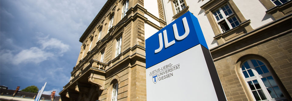 Banner Hauptgebäude mit Stele