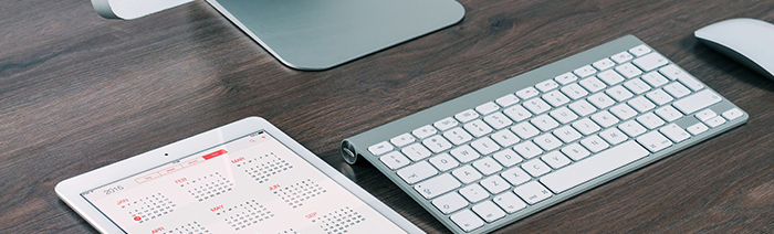 Teaser: Bild das Kalender auf einem Tablet und daneben Tastatur und Maus zeigt