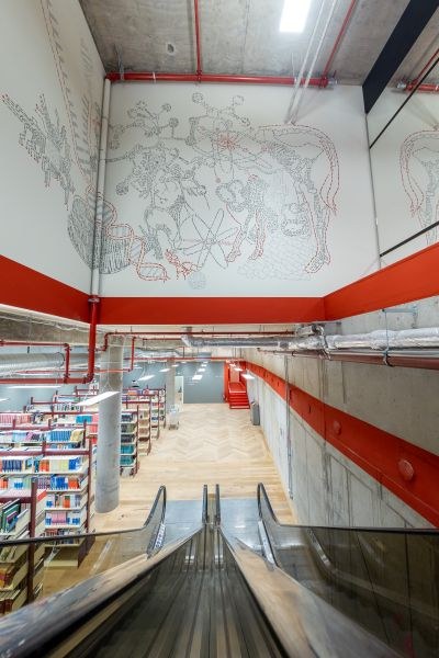 Ansicht der Wandbemalung über der Rolltreppe in der ZNL