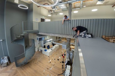 Mobile wird in der Zweibibliothek an einem Seil nach oben gezogen