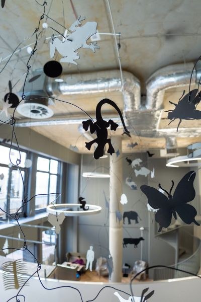 Deatilansicht des Mobiles. Schmertterling, Frosch, Salamander und andere Tiere sind zu sehen