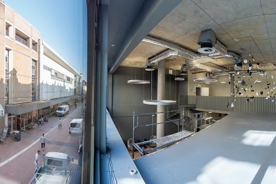 Blick auf Fußgängerzone Selterweg und in die neue Zweigbibliothek mit montiertem Mobile 