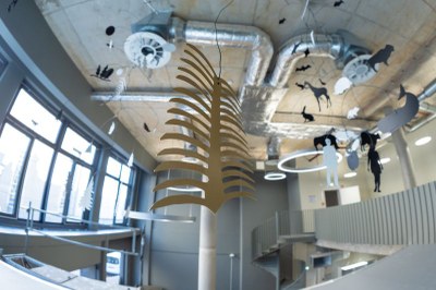 Detailansicht des Mobiles: Das goldene Buch im Zentrum des Bildes