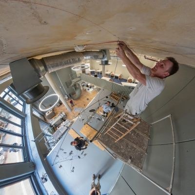 Montage des Mobiles an der Decke der Zweigbibliothek