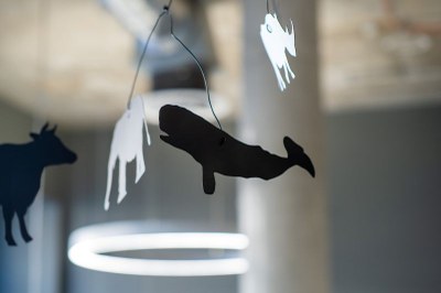 Nahaufname des Mobiles: Im Zentrum des Bildes befindet sich der Wal