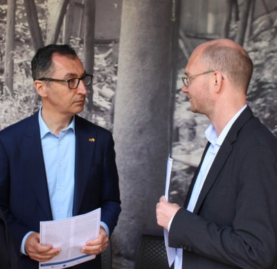 Bundesminister Cem Özdemir mit Prof. Dr. Stefan Peters Prof. Dr. Stefan Peters (rechts) im Gespräch mit Bundesminister Cem Özdemir. Foto: Lucía Alarcón / Mareen Schröder